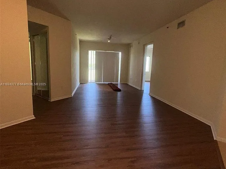 3500 Oaks Clubhouse Dr #207 — Photo 4