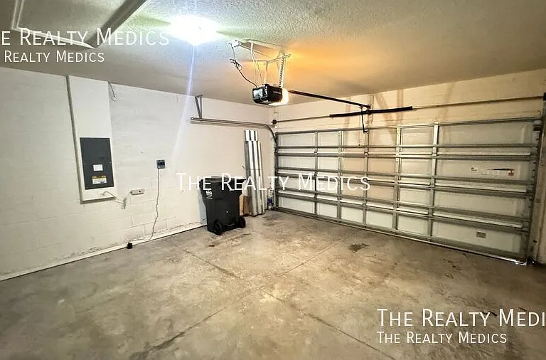 10906 Carlton Fields Dr — Photo 32