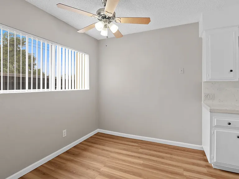 Suzanne Apartments — Photo 4