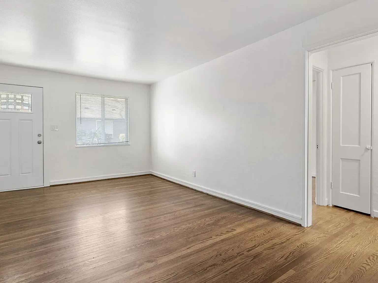 Columbia Court Apartments — Photo 2