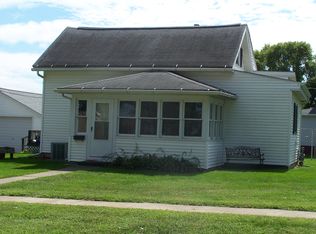404 E 9th St, Vinton, IA 52349