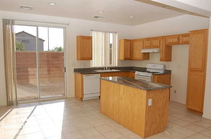 3 bed, 3.0 bath, 1650 sqft, $2,050 — Photo 3