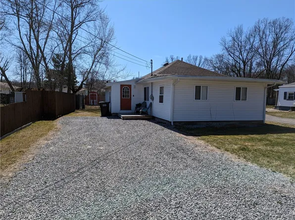 17633 Beach Ln, Lake Milton, OH 44429