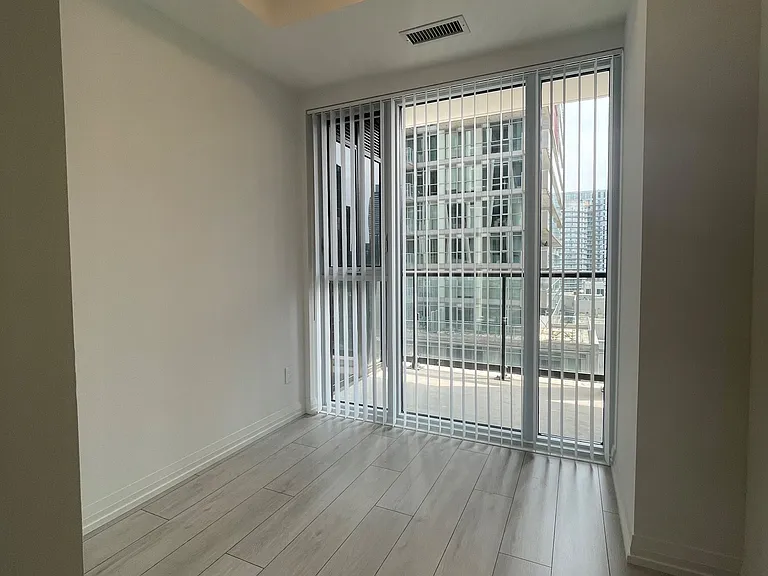 400 King St W #1017 — Photo 15