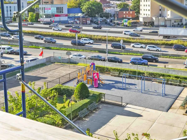 61-20 Grand Central Parkway image 23 of 24