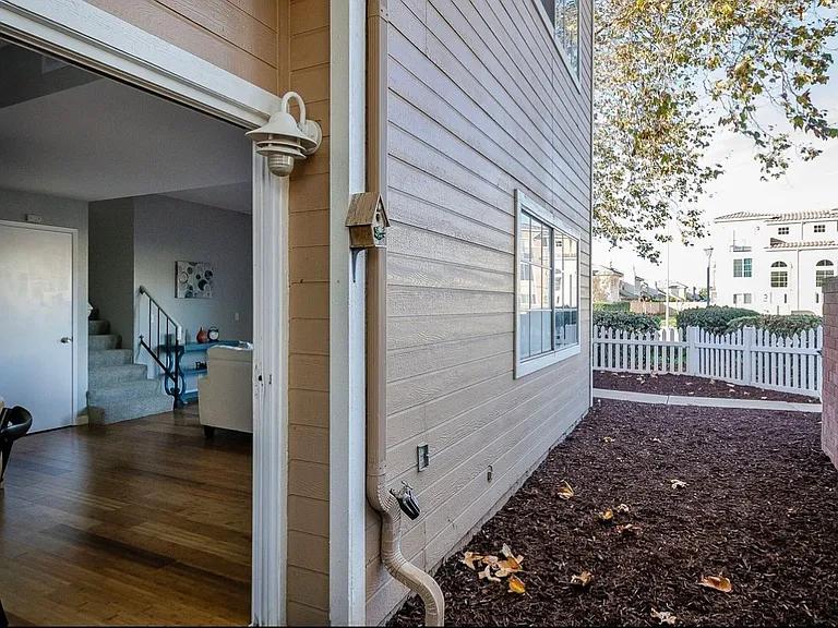 2412 Village Grn — Photo 7