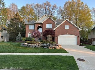 516 Bloomer Ridge Dr, Rochester, MI 48307
