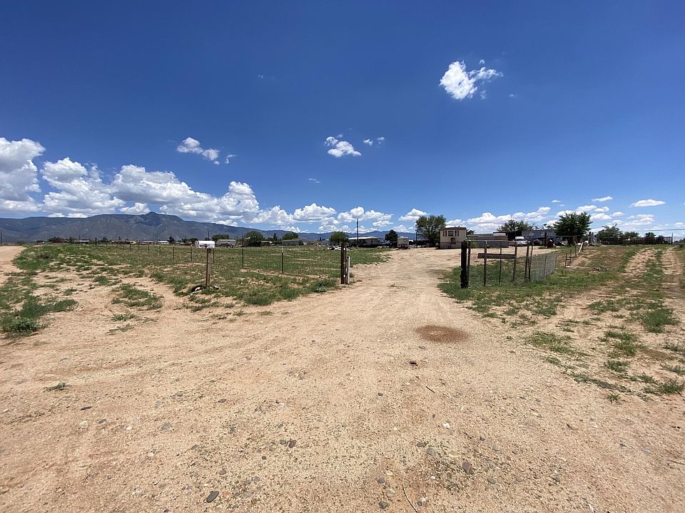 2nd image of 8 Meadowlake Cir