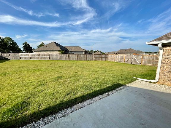 5th image of 566 Westfield Dr