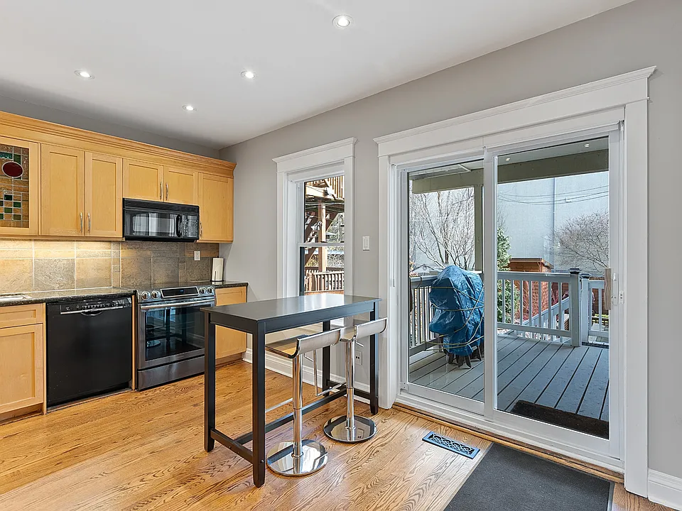 39 Lee Ave #1