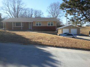 615 Sand Hill Rd, Louisville, NE 68037