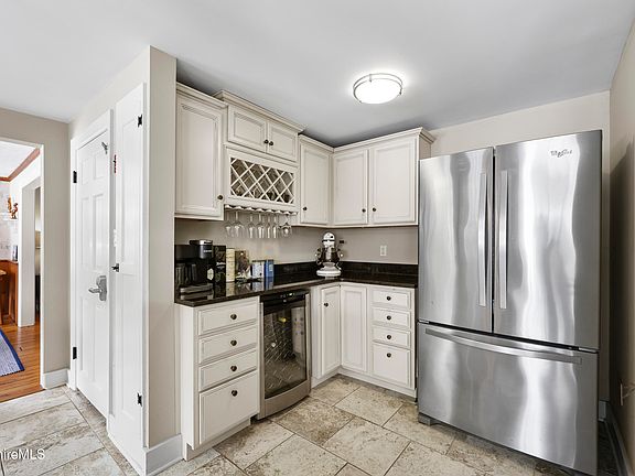 5th image of 221 Holmes Rd