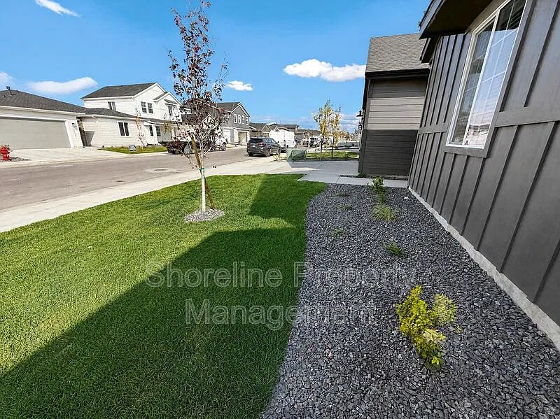 3 bed, 2.0 bath, 1558 sqft, $2,495 — Photo 2