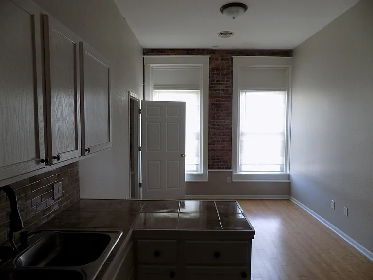 121 W Broadway Ave — Photo 4