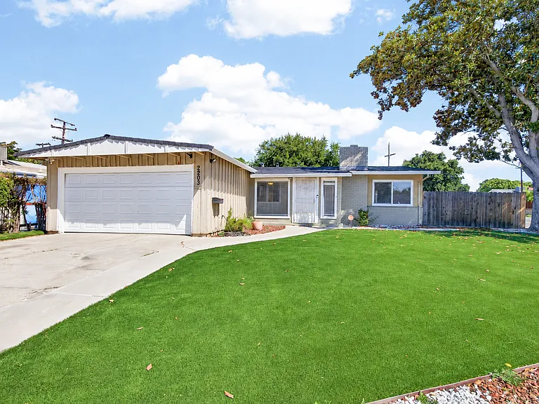 2203 Del Rio Dr — Photo 1