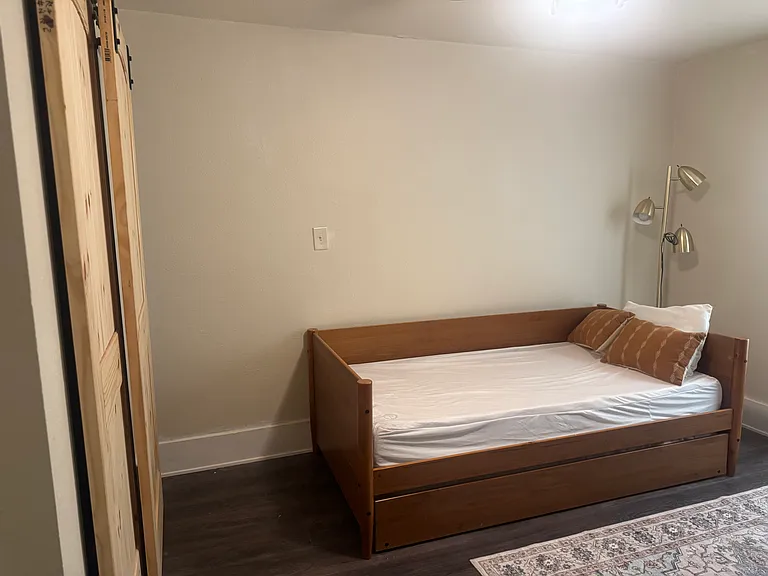 1724 E Maxwell St — Photo 14