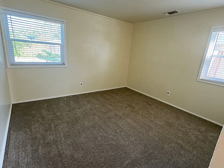 909 Hampton Rd — Photo 8