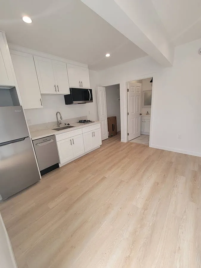 Studio, 250 sqft, $1,649 — Photo 1