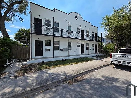 1740 NW 1st Pl #1 — Photo 4