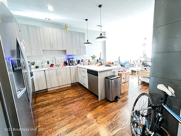 2nd image of 5137 N Broadway St #311