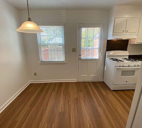 Hardwood like flooring in breakfast room and kitchens. Gas cooking in select units.