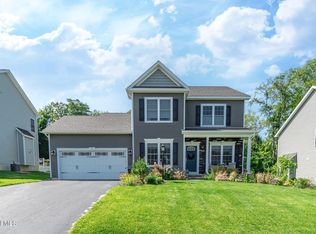 8 Rysedorph Ln, East Greenbush, NY 12144