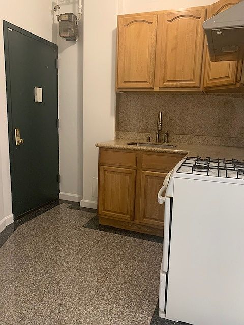 1st image of 110 Mulberry St APT 14