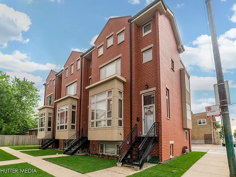4251 W Montrose Ave #4251 — Photo 2