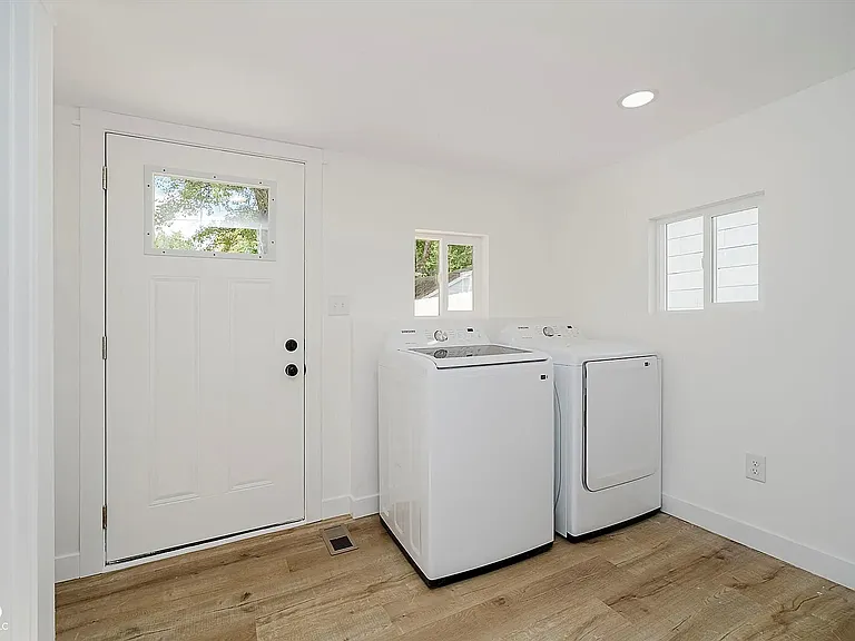 4840 Hillside Ave — Photo 18