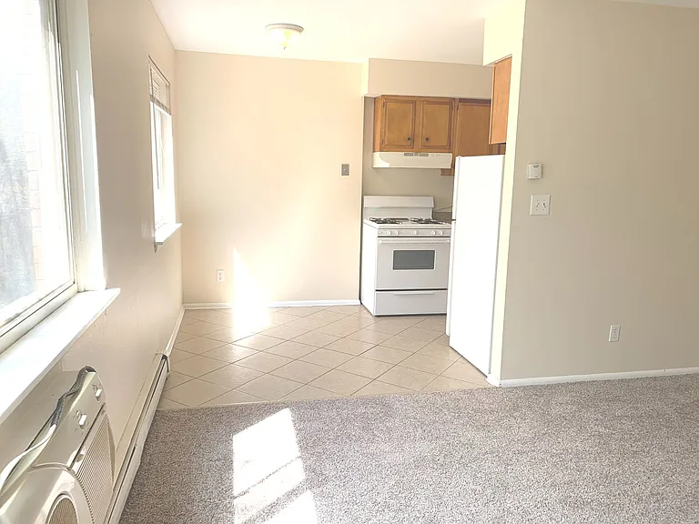 2069 Cambridge — Photo 2