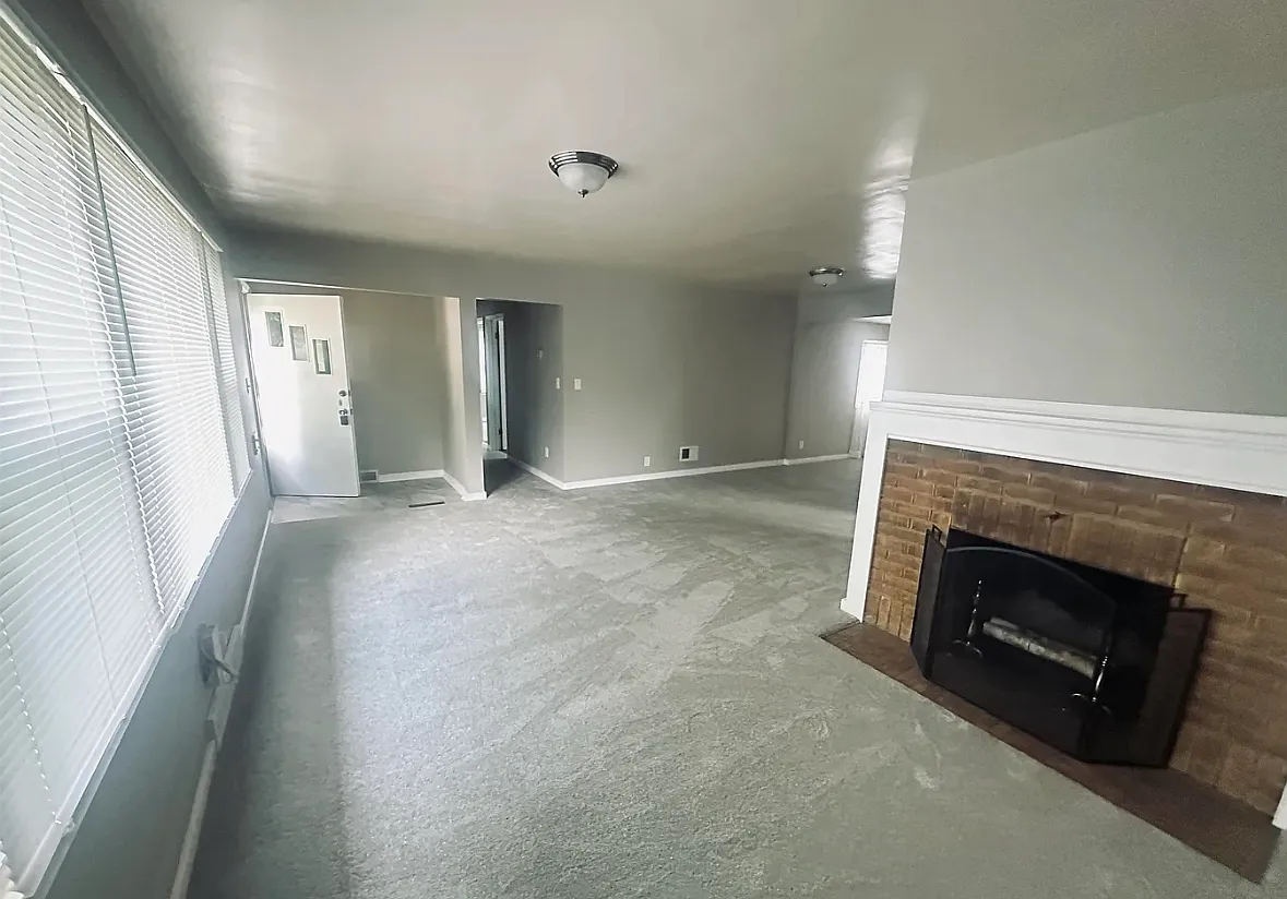 3 bed, 2155 sqft, $2,330 — Photo 3