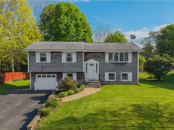 20 Namquid Dr, Middletown, RI 02842