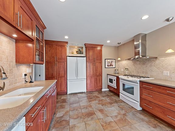 4th image of 305 W Whitehall Dr