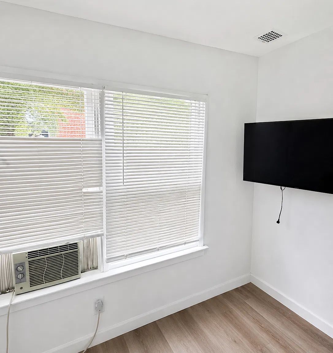 Studio, 333 sqft, $897 — Photo 1