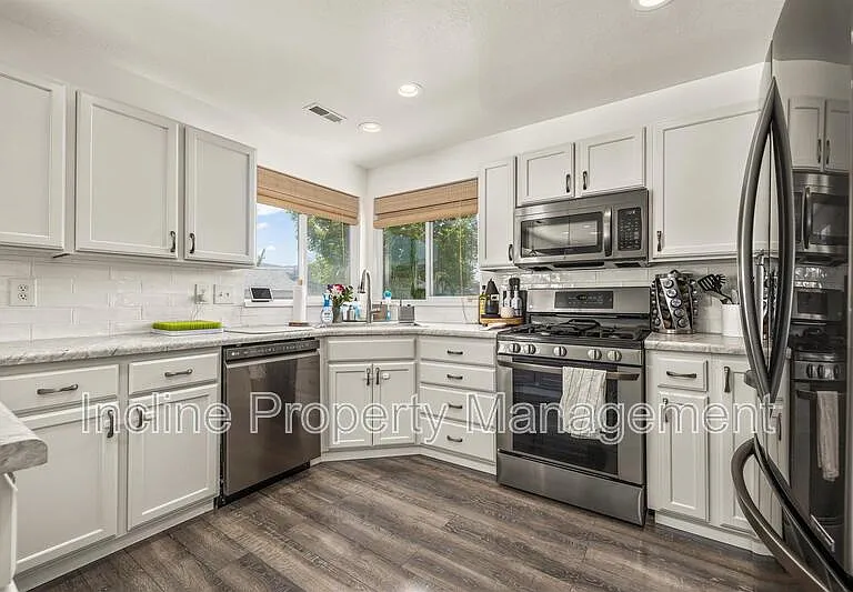 702 Durham Dr — Photo 10