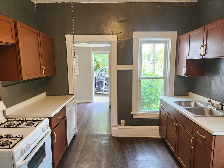 2550 Madison St NE — Photo 6