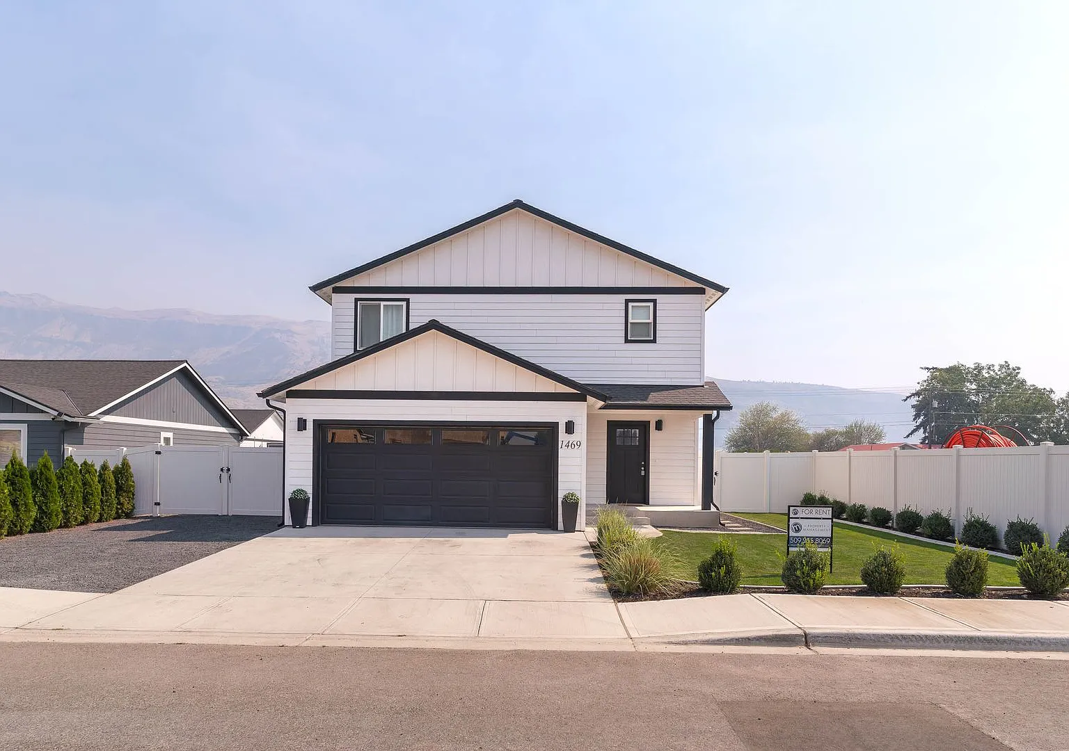 Spacious 3-Bedroom Home with 2-Car Garage — Photo 1