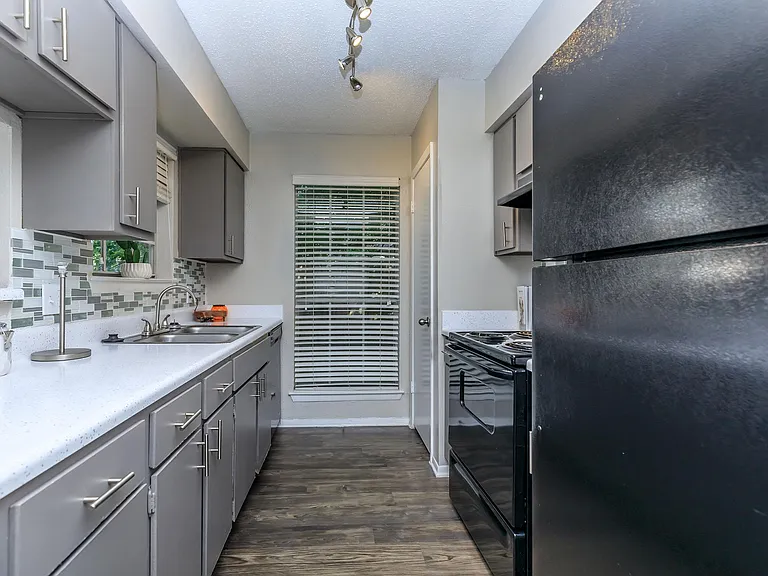 12148 Jollyville Rd — Photo 37