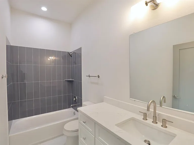 421 E 41st St — Photo 26