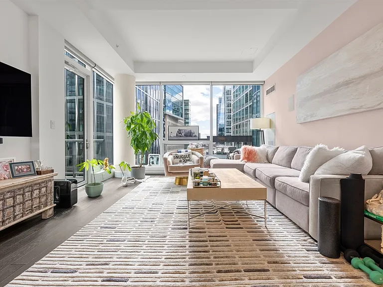 22 Liberty Dr #9G — Photo 1