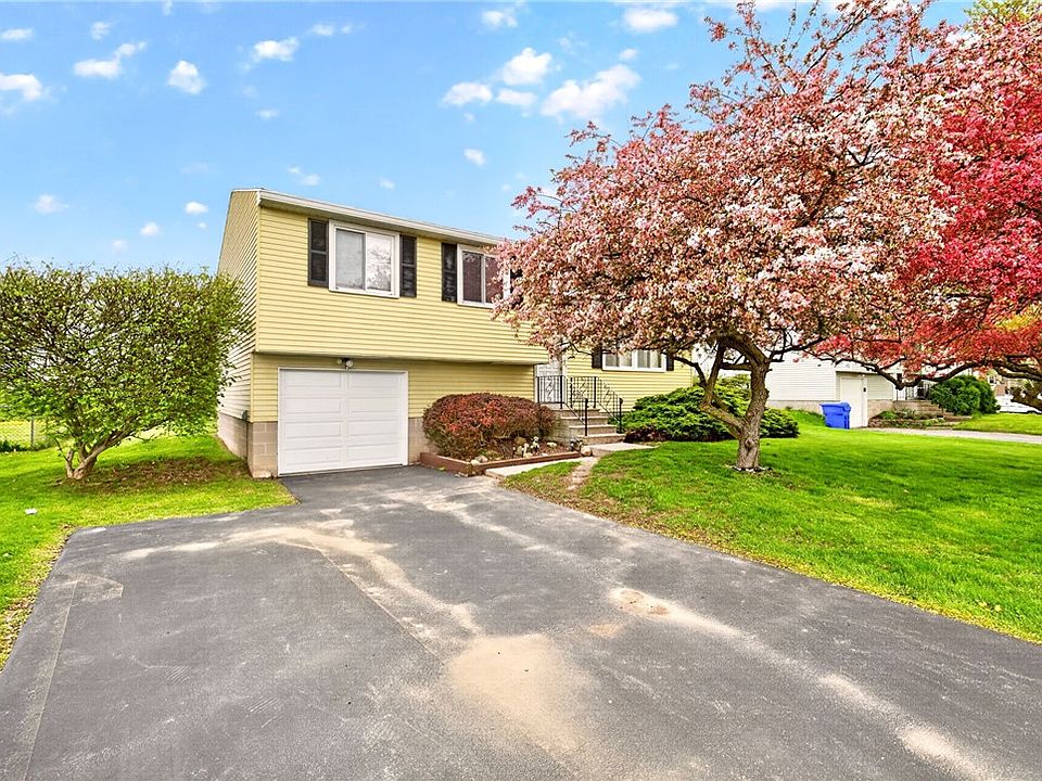 1st image of 17 Fox Hollow Dr