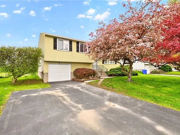 17 Fox Hollow Dr, Hamlin, NY 14464