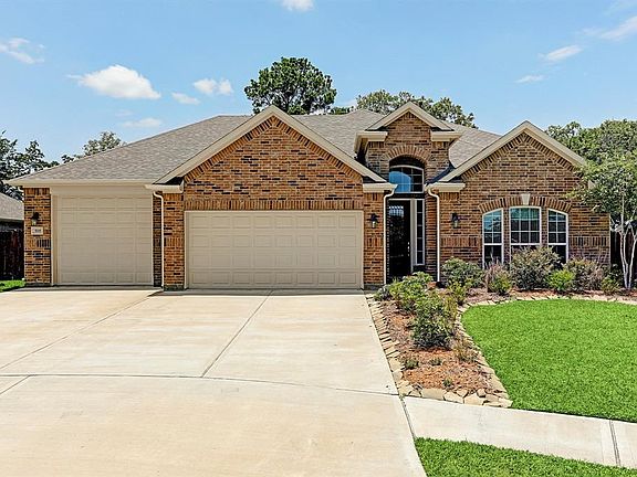 Wouldn't you LOVE to save money on boat storage and the convenience of storing it in your own garage? You can do just that here! It is also is located on the end of the cul-de-sac offering your kiddos added room to play and plenty of parking space for your party guests.