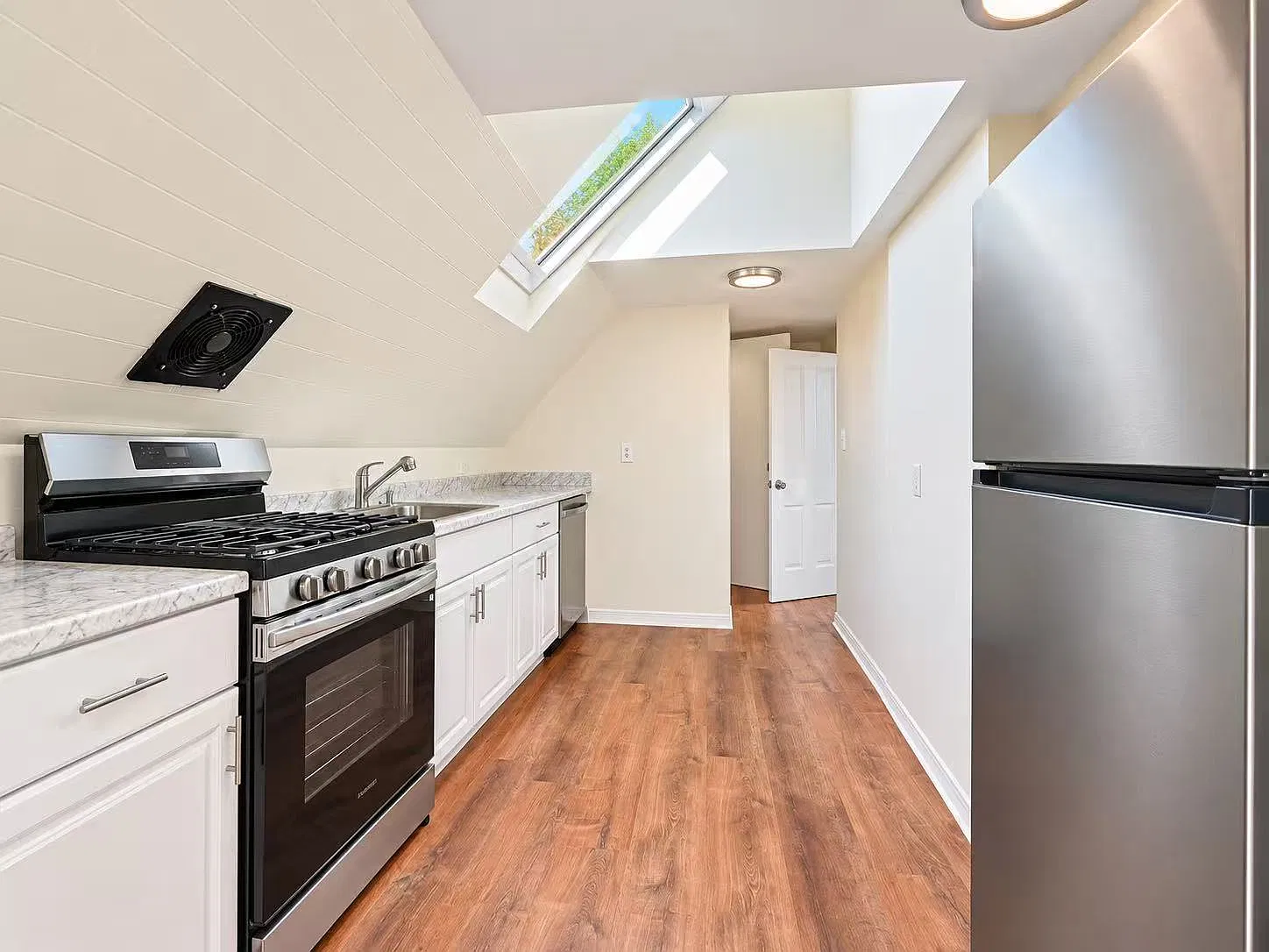 2 bed, 900 sqft, $2,150 — Photo 4