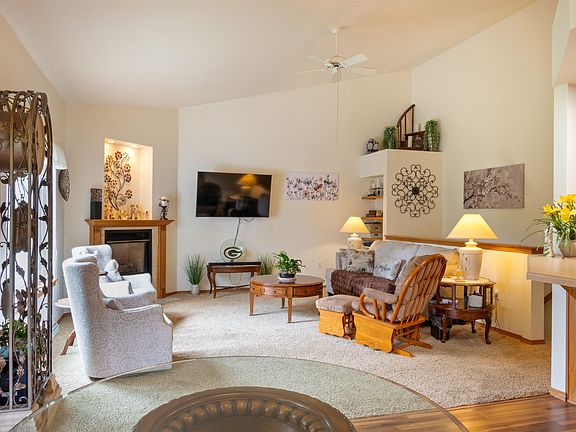 3rd image of 1005 W Windtree Dr