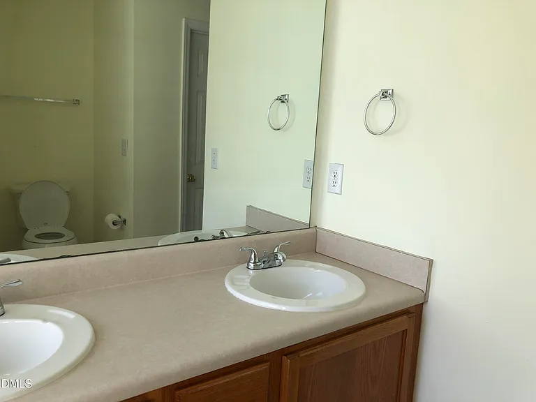 814 Bristol Blue St — Photo 17