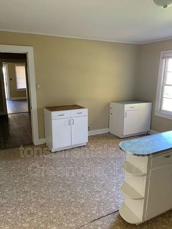 3 bed, 2.0 bath, 1200 sqft, $1,100 — Photo 4