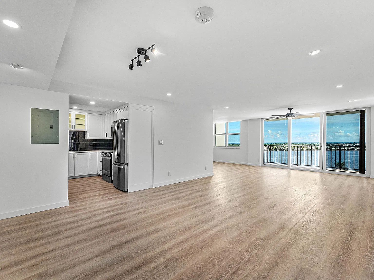 2 bed, 2.0 bath, 1073 sqft, $5,500 — Photo 4