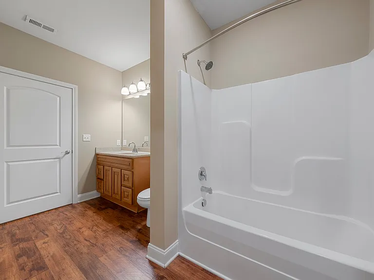 Mount Victor Olde Towne Luxury Apartments — Photo 74