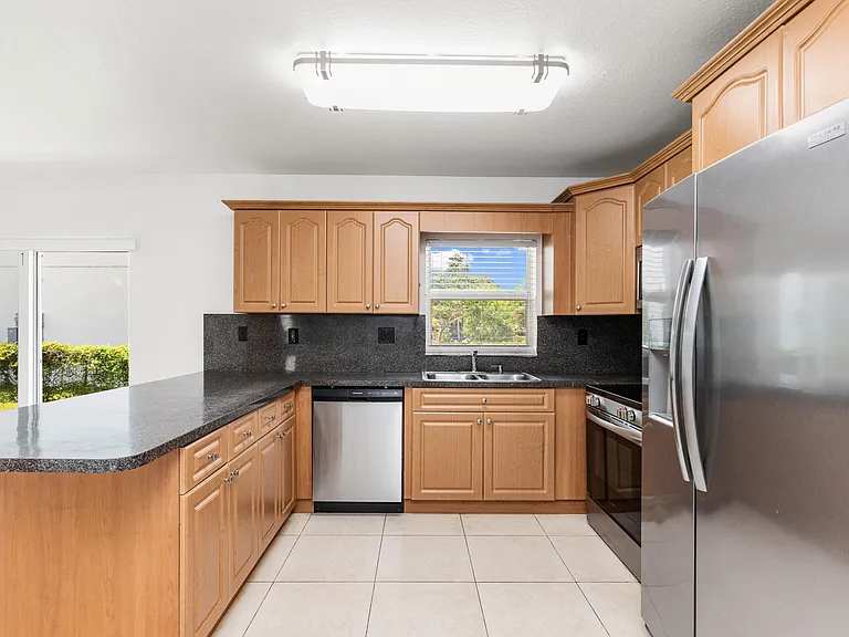 24 SW 6th St #2 — Photo 4